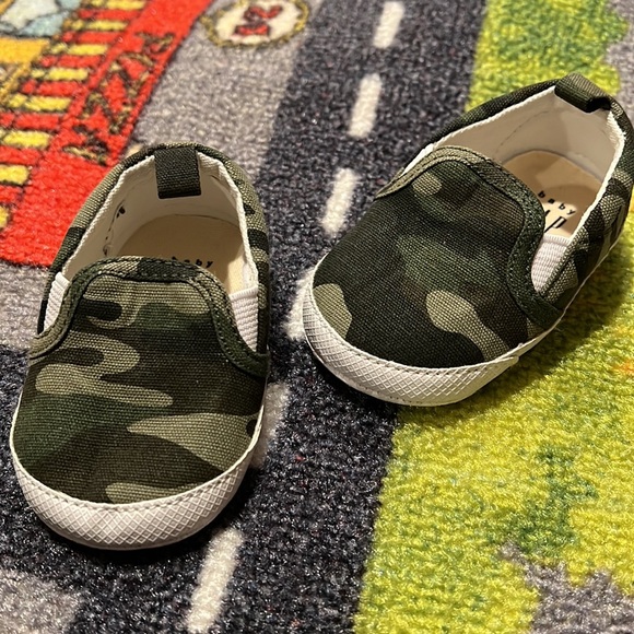 THREE pair of baby shoes, size 0-3 months EUC! Dinosaur, camouflage, blue! - Picture 4 of 7